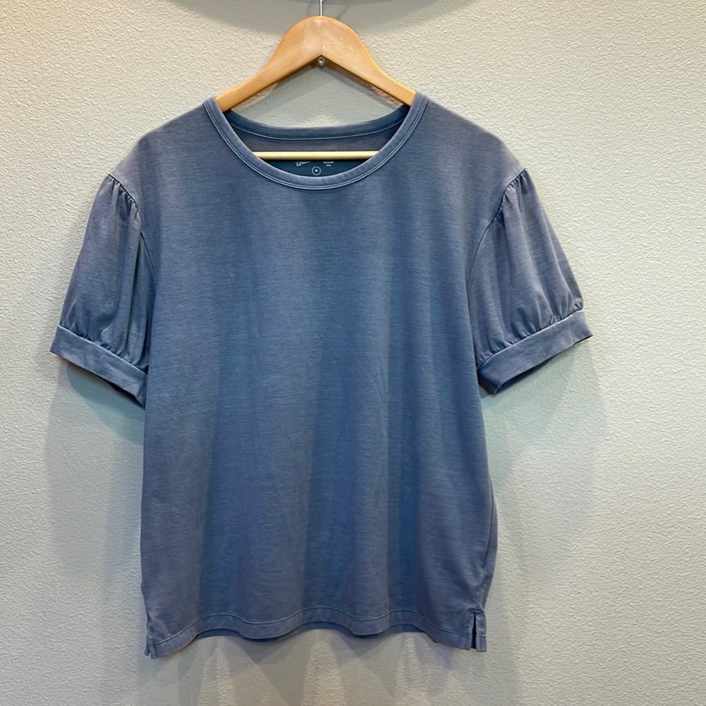 UNIVERSAL THREADS Top